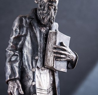 картинка Серебряная фигура ручной работы "Еврей с Торой" Интернет магазин Oniks Premiun