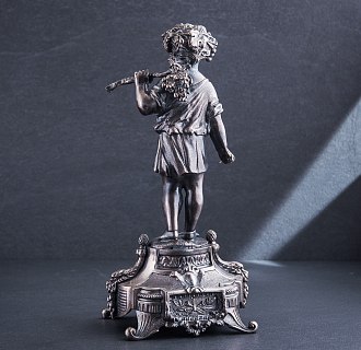 картинка Серебряная фигура ручной работы "Мальчик с виноградной лозой" Интернет магазин Oniks Premiun
